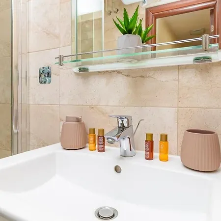 Appartamento 2br ,10 Minutes Walk To Center *